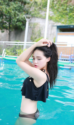 一线天粉嫩小穴里